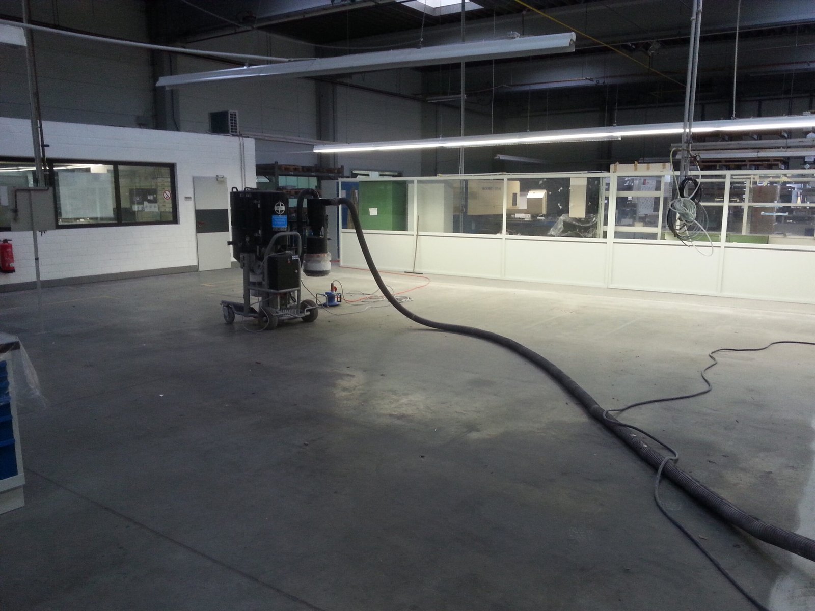 Industrieboden mit Besenstrich-Oberfläche und Gefälleanlage für rutschhemmende Nutzung