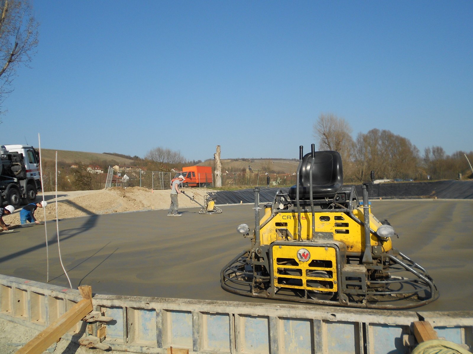 Fachgerechter Einbau und maschinelles Flügelglätten von Industrieboden auf Baustelle