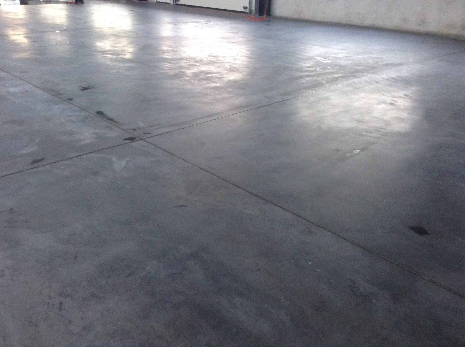 Industrieboden mit präzise eingeschnittenen Fugenprofilen für hohe Stabilität