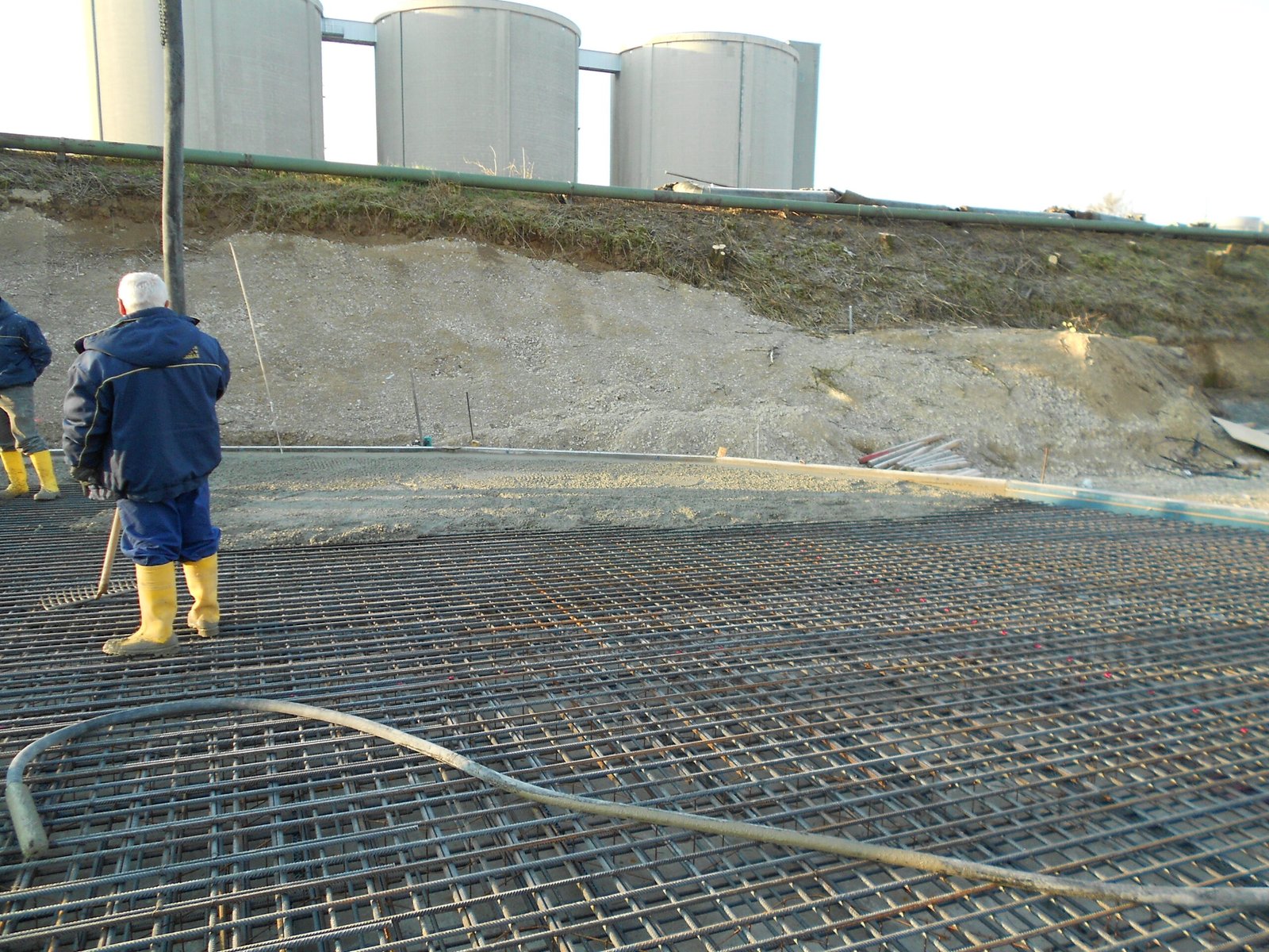 Einbau von Bewehrung und Stahlfaserbodenplatten für langlebige Industrieböden